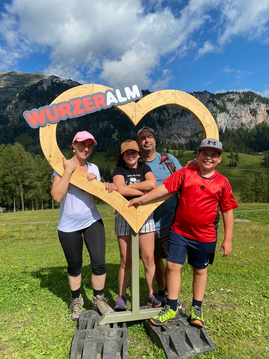 Markus Stadlbauer mit seiner Familie auf der Wurzeralm