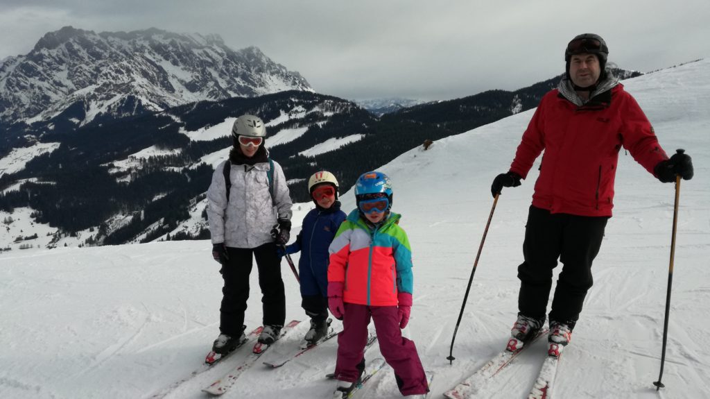 Markus Stadlbauer mit Familie beim Schifahren